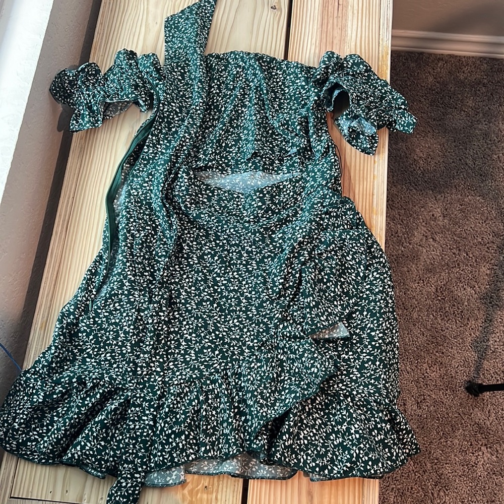 Flare skirt dark green color with white details.